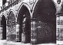 RIFUGIO NEL PORTICO DELLA LOGGIA AMULEA IN PRATO DELLA VALLE. (Adriano Danieli)